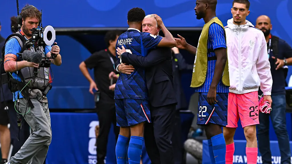 Didier-DESCHAMPS-head-coach-of-France-and-Kylian-MBAPPE-of-France-during-the-2026-FIFA-World-Cup-3rd-place-match-between-France-and-England-at-Hard-Rock-Stadium-on-July-18-2026-in-Miami-Gardens-Florida