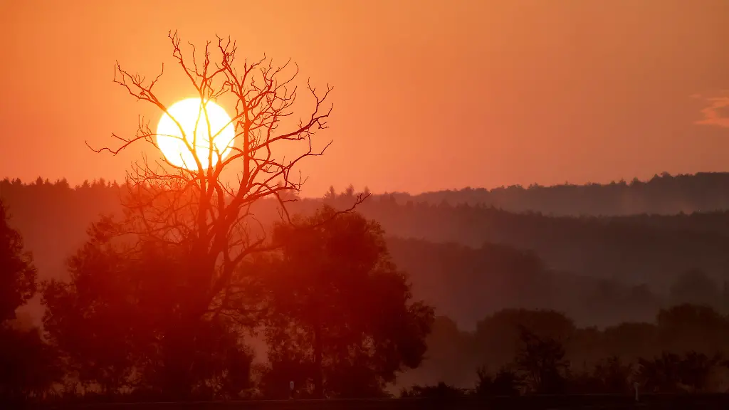 Die-aufgehende-Sonne-faerbt-den-Himmel-am-Morgen-rot