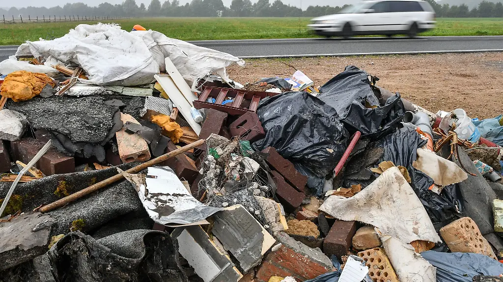 An-Thueringens-Landesstrassen-ist-mehr-Muell-illegal-entsorgt-worden-Symbolbild