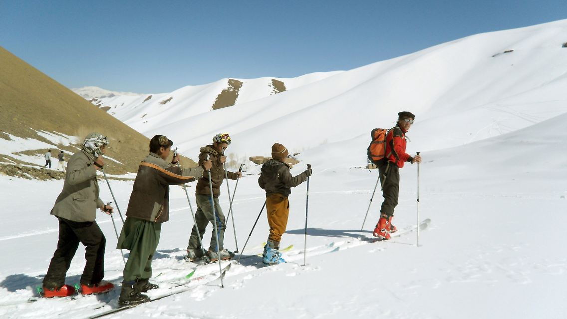 Ferdinando Rollando (r), ein italienischer Skilehrer, und eine Gruppe afghanischer Kinder erklimmen auf Skiern ...
