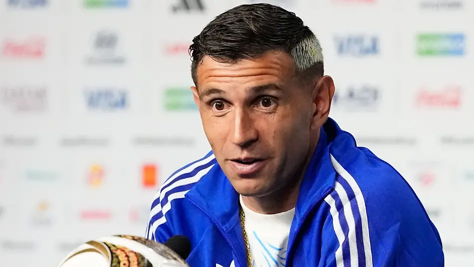 Argentina-goalkeeper-Emiliano-Martinez-speaks-during-a-news-conference-ahead-of-the-World-Cup-final-soccer-match-between-Spain-and-Argentina-in-New-York-Friday-July-17-2026