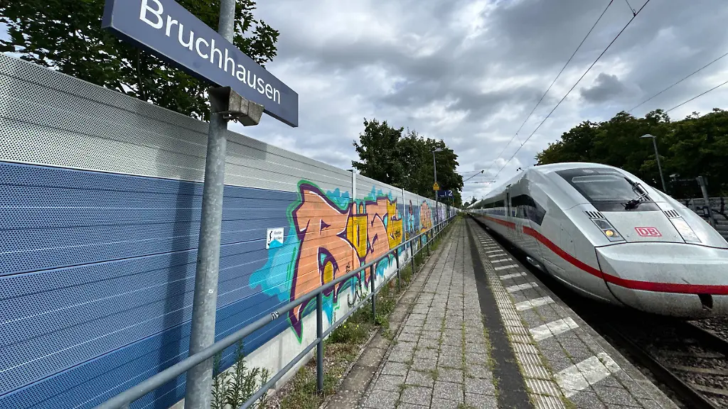 19-07-2026-xsvx-News-Bahnhof-Ettlingen-Bruchhausen-wo-der-Angriff-auf-einen-Bahn-Mitarbeiter-geschehen-ist-Ein-ICE-faehrt-durch-den-Bahnhof-Ettlingen-Bruchhausen-July-19-2026-xsvx-News-Ettlingen-Bruchhausen-Station-where-the-attack-on-a-railway-employee-took-place-An-ICE-train-passes-through-Ettlingen-Bruchhausen-Station
