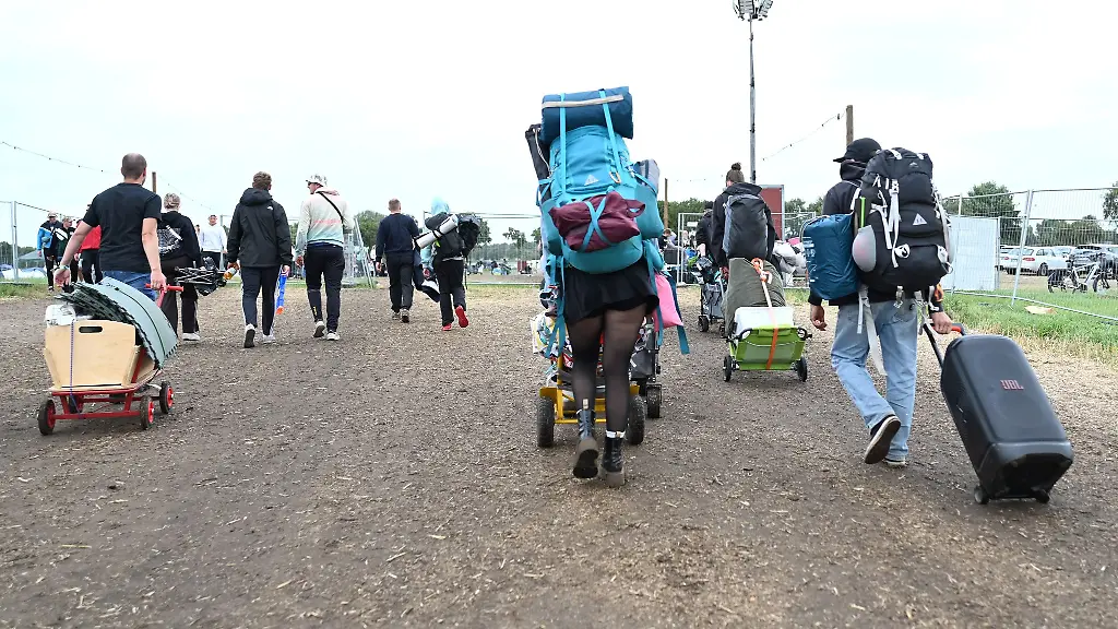 Die-ersten-Besucher-des-Festivals-reisen-ab