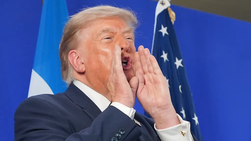 US-Praesident-Donald-Trump-haelt-eine-Rede-bei-einem-FIFA-Empfang-im-Trump-Tower