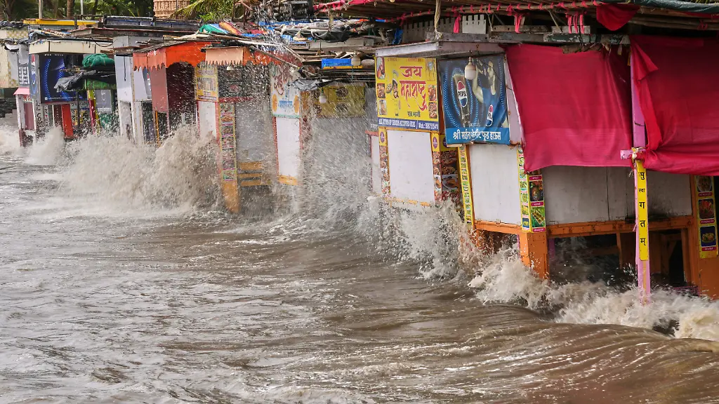 16-07-2026-Indien-Mumbai-Wellen-schlagen-bei-Flut-gegen-die-Strandbuden-an-der-Kueste-des-Arabischen-Meeres