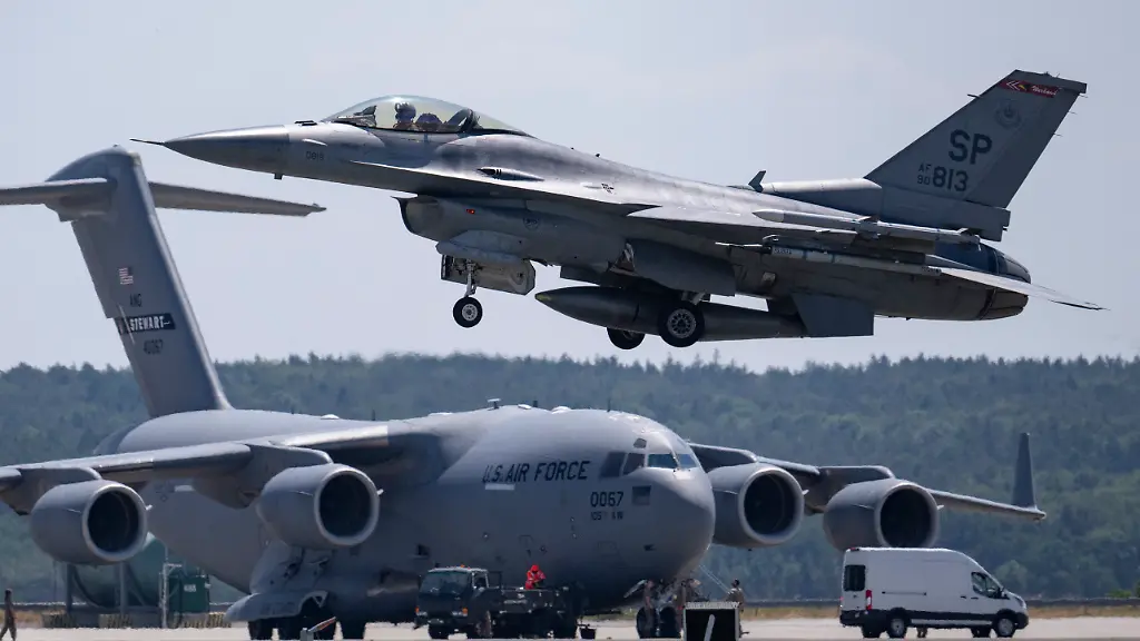 Ein-Kampfflugzeug-vom-Typ-F-16-der-US-Air-Force-startet-von-der-US-Air-Base-Spangdahlem-waehrend-der-Luftwaffenuebung-Air-Defender-2023-An-der-Luftwaffenuebung-unter-deutscher-Fuehrung-nehmen-bis-zum-23-Juni-25-Nationen-sowie-die-Nato-teil-Nach-Angaben-der-Bundeswehr-sind-rund-10-000-Soldatinnen-und-Soldaten-und-250-Flugzeuge-beteiligt