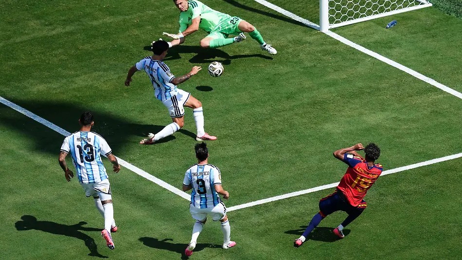 Fussball-Maenner-WM-2026-Finale-Spanien-Argentinien-New-York-New-Jersey-Stadion-in-East-Rutherford-Der-argentinische-Torhueter-Emiliano-Martinez-hinten-pariert-einen-Schuss-des-Spaniers-Lamine-Yamal-r-EINSCHRAeNKUNGEN-Die-Nutzung-unterliegt-Einschraenkungen-Nur-fuer-redaktionelle-Zwecke-keine-kommerzielle-Nutzung-ohne-vorherige-Zustimmung-des-Rechteinhabers