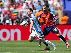 Messi vs. Spanien: LIVE: Wer setzt den ersten Stich? Spain S Alex Baena Right Fights For The Ball With Argentina S Lionel Messi During The World Cup Final Soccer Match Between Spain And Argentina In East Rutherford N J Near New York Sunday July 19 2026