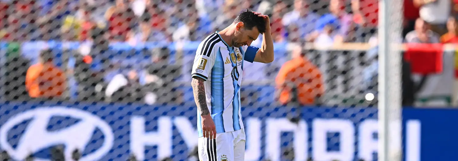 Fussball-Maenner-WM-2026-Finale-Spanien-Argentinien-New-York-New-Jersey-Stadion-in-East-Rutherford-Lionel-Messi-Argentinien-reagiert-ACHTUNG-Gemaess-den-Auflagen-der-FIFA-duerfen-die-Bilder-ausschliesslich-zur-redaktionellen-Verwendung-genutzt-werden-Eine-kommerzielle-Nutzung-ist-ausgeschlossen-Zudem-duerfen-keine-videoaehnlichen-Sequenzen-erstellt-werden-und-es-duerfen-keine-Veraenderungen-weder-im-Vordergrund-noch-im-Hintergrund-am-Bild-vorgenommen-werden