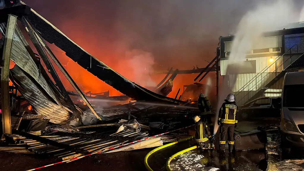 Feuerwehrkraefte-sind-mit-Loescharbeiten-beschaeftigt
