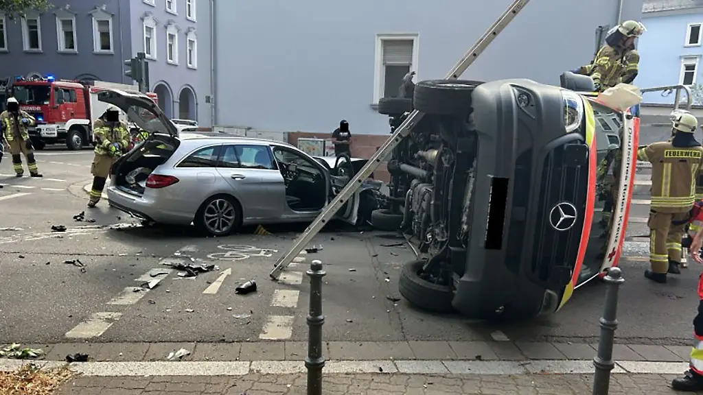 Kollision-an-Kreuzung-Ein-Rettungswagen-kippt
