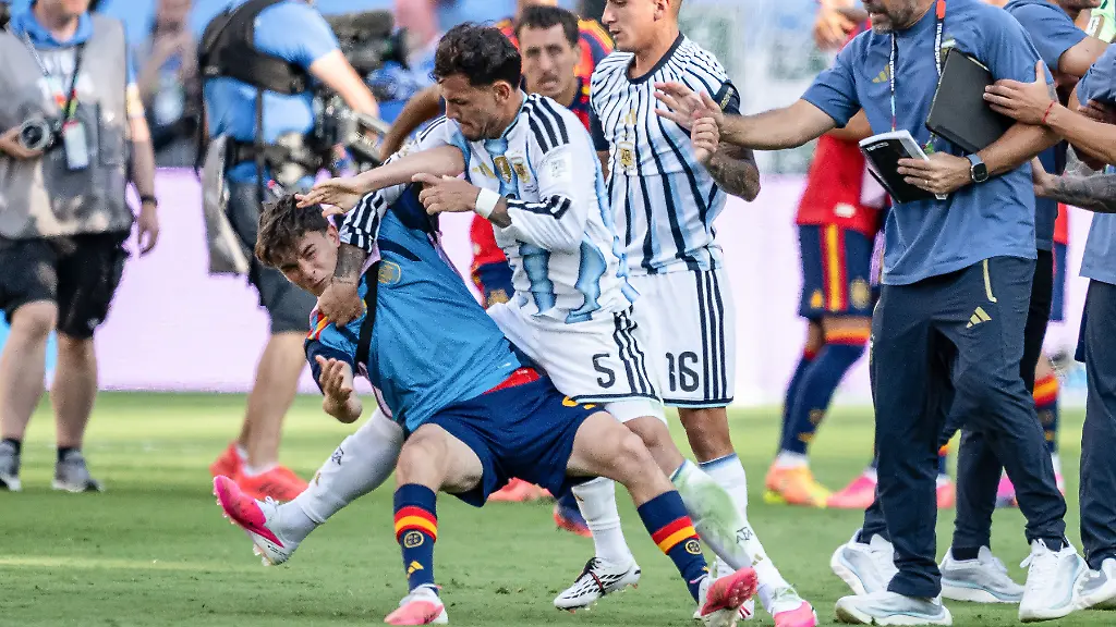 Leandro-Paredes-of-Argentina-5-gets-violent-against-Gavi-of-Spain-9-GES-Fussball-Fussball-Weltmeisterschaft-2026-Finale-Spain-Argentinien-19-07