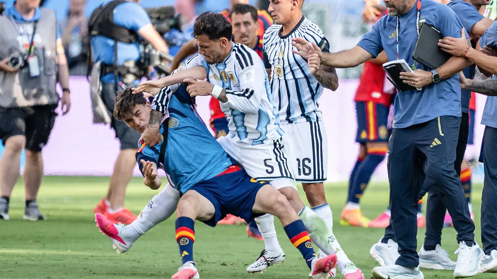 Leandro-Paredes-of-Argentina-5-gets-violent-against-Gavi-of-Spain-9-GES-Fussball-Fussball-Weltmeisterschaft-2026-Finale-Spain-Argentinien-19-07