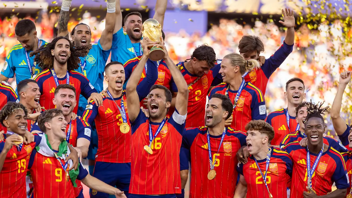 19-07-2026-Fussball-Weltmeisterschaft-2026-in-den-USA-Finale-Spanien-Argentinien-im-MetLife-Stadium-New-York-New-Jersey-East-Rutherford-Spanien-ist-Fussball-Weltmeister-2026-Siegerehrung-Rodri-Spanien-stemmt-den-Pokal-in-die-Hoehe-Lamine-Yamal-Spanien-Fermin-Lopez-Spanien-Fermin-Lopez-Spanien-Nico-Williams-Spanien-etc-FIFA-regulations-prohibit-any-use-of-photographs-as-image-sequences-and-or-quasi-video-EDITORIAL-USE-ONLY-July-19-2026-2026-FIFA-World-Cup-in-the-U-S-Final-Spain-vs-Argentina-at-MetLife-Stadium-in-East-Rutherford-New-York-New-Jersey-Spain-is-the-2026-FIFA-World-Cup-champion-award-ceremony-Rodri-Spain-hoists-the-trophy-Lamine-Yamal-Spain-Fermin-Lopez-Spain-Fermin-Lopez-Spain-Nico-Williams-Spain-etc