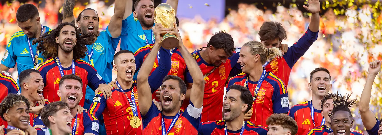 19-07-2026-Fussball-Weltmeisterschaft-2026-in-den-USA-Finale-Spanien-Argentinien-im-MetLife-Stadium-New-York-New-Jersey-East-Rutherford-Spanien-ist-Fussball-Weltmeister-2026-Siegerehrung-Rodri-Spanien-stemmt-den-Pokal-in-die-Hoehe-Lamine-Yamal-Spanien-Fermin-Lopez-Spanien-Fermin-Lopez-Spanien-Nico-Williams-Spanien-etc-FIFA-regulations-prohibit-any-use-of-photographs-as-image-sequences-and-or-quasi-video-EDITORIAL-USE-ONLY-July-19-2026-2026-FIFA-World-Cup-in-the-U-S-Final-Spain-vs-Argentina-at-MetLife-Stadium-in-East-Rutherford-New-York-New-Jersey-Spain-is-the-2026-FIFA-World-Cup-champion-award-ceremony-Rodri-Spain-hoists-the-trophy-Lamine-Yamal-Spain-Fermin-Lopez-Spain-Fermin-Lopez-Spain-Nico-Williams-Spain-etc