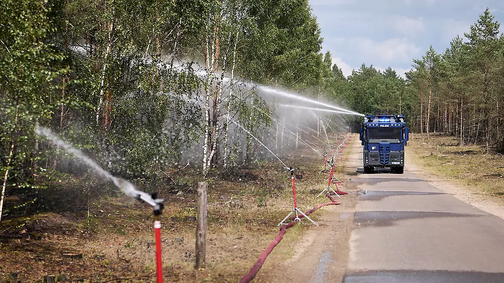19-07-2026-Mecklenburg-Vorpommern-Kratzeburg-Ein-Wasserwerfer-der-Landespolizei-Niedersachsen-aus-Celle-unterstuetzt-die-Einsatzkraefte-bei-der-Bekaempfung-des-Waldbrandes-im-Mueritz-Nationalpark