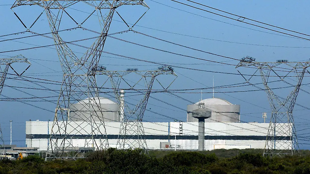 ARCHIV-Das-suedafrikanische-Atomkraftwerk-Koeberg-etwa-40-Kilometer-von-Kapstadt-gelegen-befindet-sich-in-einem-Erdbebengebiet-Archivfoto-vom-24-03-2006