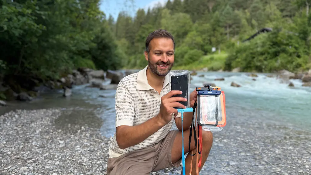 Ab-ins-Wasser-Fuenf-wasserdichte-Handyhuellen-im-ntv-Produkt-Check