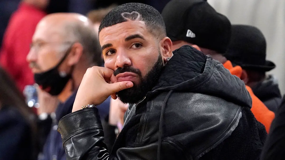 ARCHIV-01-11-2021-USA-Los-Angeles-Basketball-NBA-Los-Angeles-Lakers-Houston-Rockets-Hauptrunde-Hauptrunde-Partien-13-Spieltag-Drake-Rapper-aus-Kanada-verfolgt-das-Spiel-zu-dpa-Seuchenvogel-Drake-Rapper-verwettet-Millionen-bei-WM-Finale-Foto-Mark-J