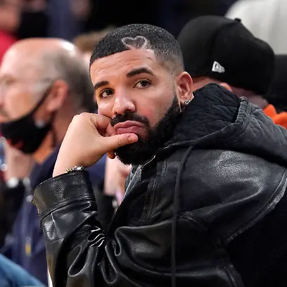 ARCHIV-01-11-2021-USA-Los-Angeles-Basketball-NBA-Los-Angeles-Lakers-Houston-Rockets-Hauptrunde-Hauptrunde-Partien-13-Spieltag-Drake-Rapper-aus-Kanada-verfolgt-das-Spiel-zu-dpa-Seuchenvogel-Drake-Rapper-verwettet-Millionen-bei-WM-Finale-Foto-Mark-J