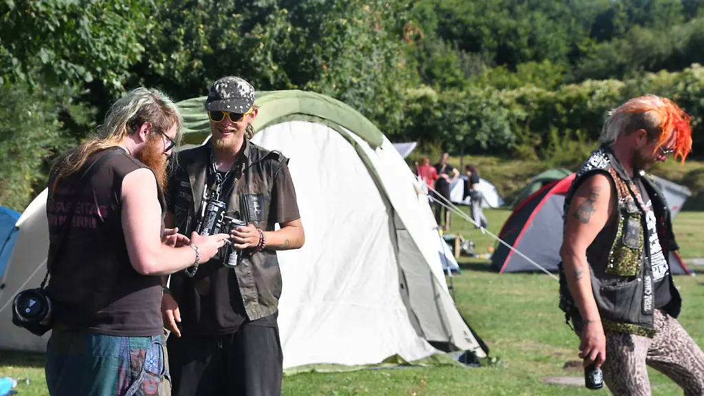 20-07-2026-Schleswig-Holstein-Sylt-Teilnehmer-des-Punk-Camps-auf-Sylt-stehen-am-Montag-auf-der-Zeltwiese-in-Tinnum-Nach-einem-juristischen-Tauziehen-ist-das-Punk-Protestcamp-auf-der-Nordseeinsel-gestartet