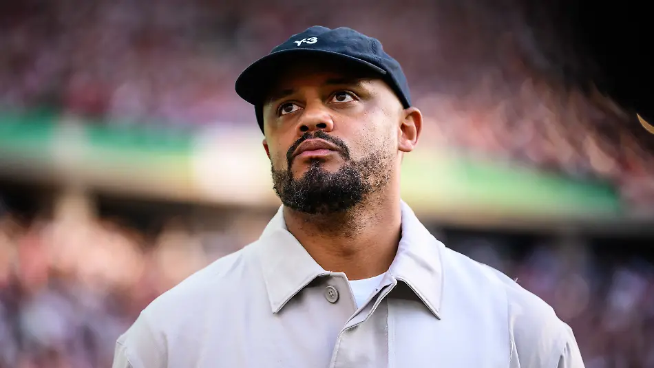 ARCHIV-23-05-2026-Berlin-Fussball-Maenner-DFB-Pokal-Bayern-Muenchen-VfB-Stuttgart-Finale-im-Berliner-Olympiastadion-Trainer-Vincent-Kompany-Bayern-Muenchen-steht-vor-dem-Spiel-im-Stadion-Kompany-und-der-FC-Bayern-wissen-nun-wann-die-ersten-vier-Bundesligaspiele-der-neuen-Saison-genau-angesetzt-sind