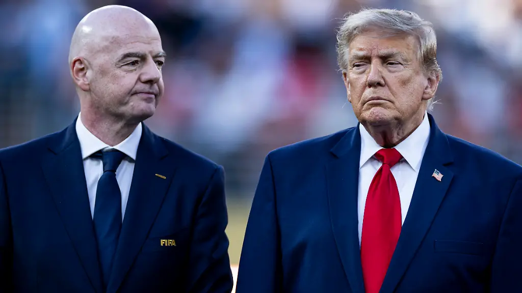 FOOTBALL-Argentine-vs-Espagne-Finale-de-la-Coupe-du-Monde-FIFA-2026-New-York-New-Jersey-Stadium-East-Rutherford-New-Jersey-Etats-Unis-19-07-2026-Donald-Trump-et-Gianni-Infantino-assistent-A-la-cA-rA-monie-de-remise-des-mA-dailles-et-du-trophA-e-apres-la-finale-de-la-Coupe-du-Monde-de-la-FIFA-2026-entre-l-Argentine-et-l-Espagne-au-New-York-New-Jersey-Stadium-A-East-Rutherford-New-Jersey-le-19-juillet-2026-aux-Etats-Unis