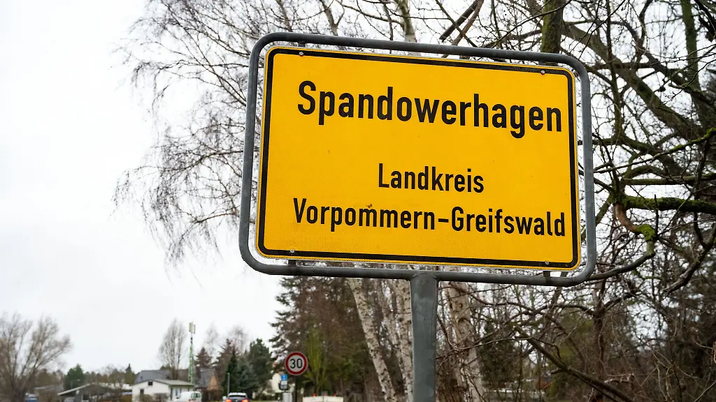 Bei-Arbeiten-an-einer-Kaikante-ist-ein-Bagger-in-der-Naehe-von-Spandowerhagen-in-den-Peenestrom-gestuerzt