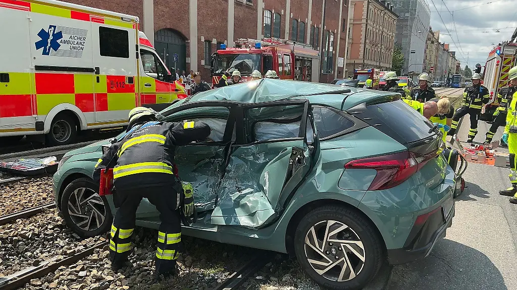 Mutter-und-Tochter-wurden-nach-dem-Unfall-im-Krankenhaus-behandelt