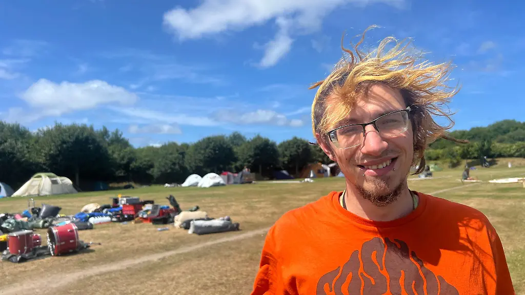 Nach-einem-juristischen-Tauziehen-ist-am-Montag-das-Punk-Protestcamp-auf-der-Nordseeinsel-gestartet-Netto-aus-der-Naehe-von-Mannheim-gehoert-zum-Orga-Team