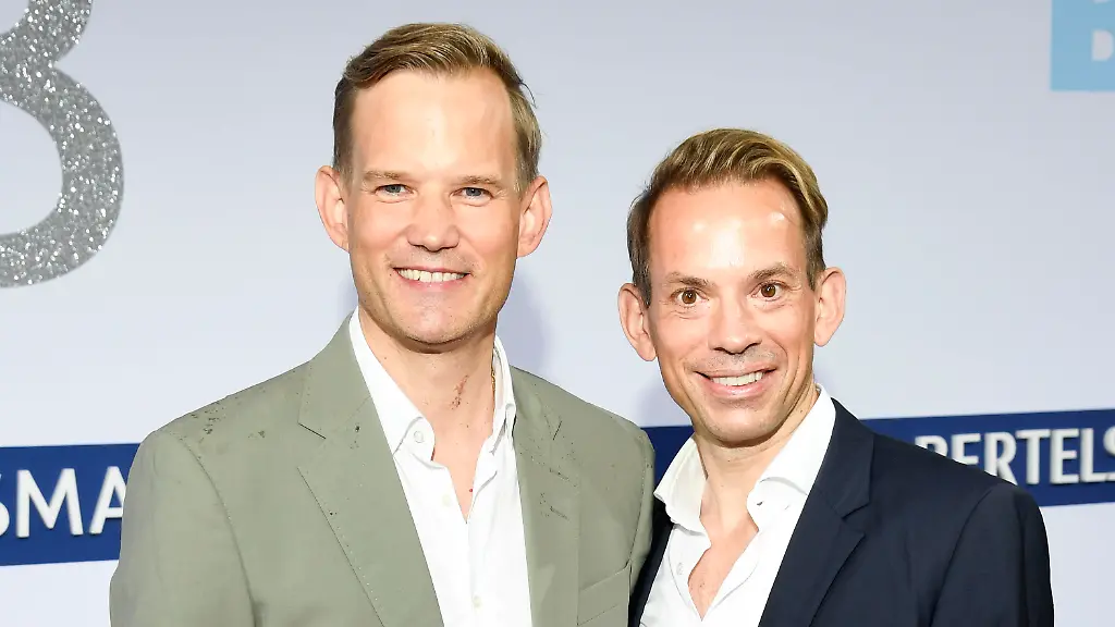 Hendrik-Streeck-mit-Ehemann-Paul-Zubeil-bei-der-Bertelsmann-Party-2025-in-der-Bertelsmann-Repraesentanz-Unter-den-Linden-Berlin-11-09