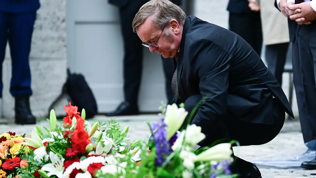 20-07-2026-Berlin-Boris-Pistorius-SPD-Bundesminister-der-Verteidigung-richtet-waehrend-einer-Gedenkveranstaltung-der-Bundesregierung-im-Ehrenhof-des-Bendlerblocks-anlaesslich-des-Nationalen-Gedenktags-an-den-Widerstand-gegen-die-nationalsozialistische-Gewaltherrschaft-einen-Kranz-Der-Tag-erinnert-an-das-missglueckte-Attentat-auf-Adolf-Hitler-am-20-Juli-1944