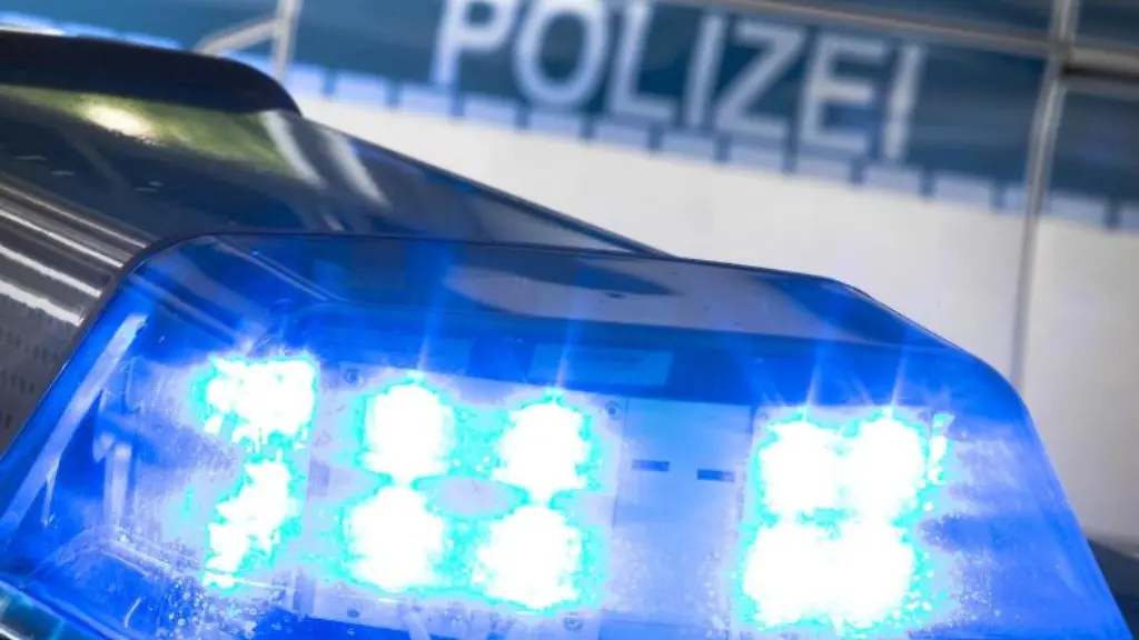 Ein-Blaulicht-leuchtet-auf-dem-Dach-eines-Polizeiwagens