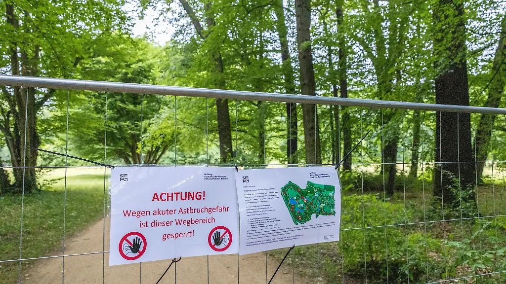 Schilder-an-einem-Zaun-weisen-auf-gesperrte-Wege-hin