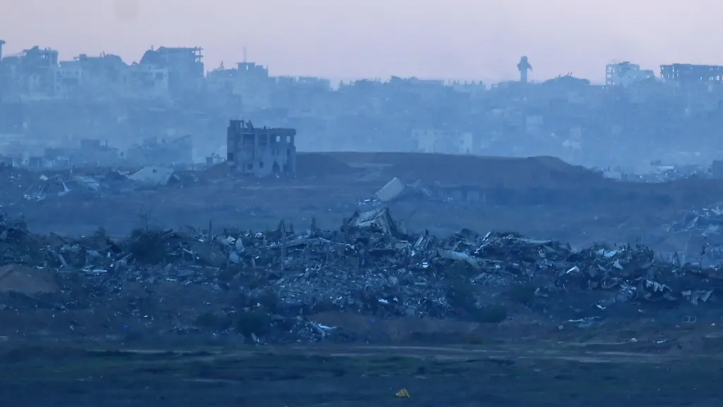 Blick-auf-die-Truemmer-zerstoerter-Haeuser-in-Gaza-Aufnahme-von-einem-Huegel-auf-der-israelischen-Seite
