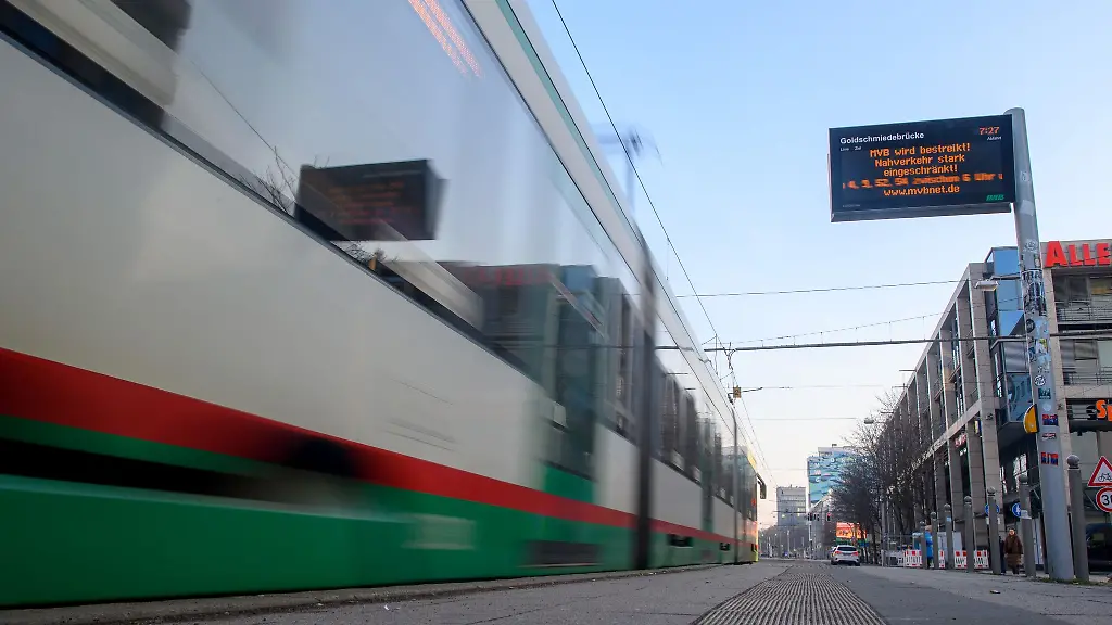 Ein-ADAC-Test-bescheinigt-Magdeburg-Fortschritte-bei-der-Barrierefreiheit-im-Nahverkehr-sieht-fuer-blinde-und-sehbehinderte-Menschen-aber-weiter-Verbesserungsbedarf