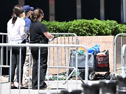 Messer und Protestschild dabei: Ex-Armee-Angehöriger zündet Brandsatz vor New Yorker ICE-Behörde