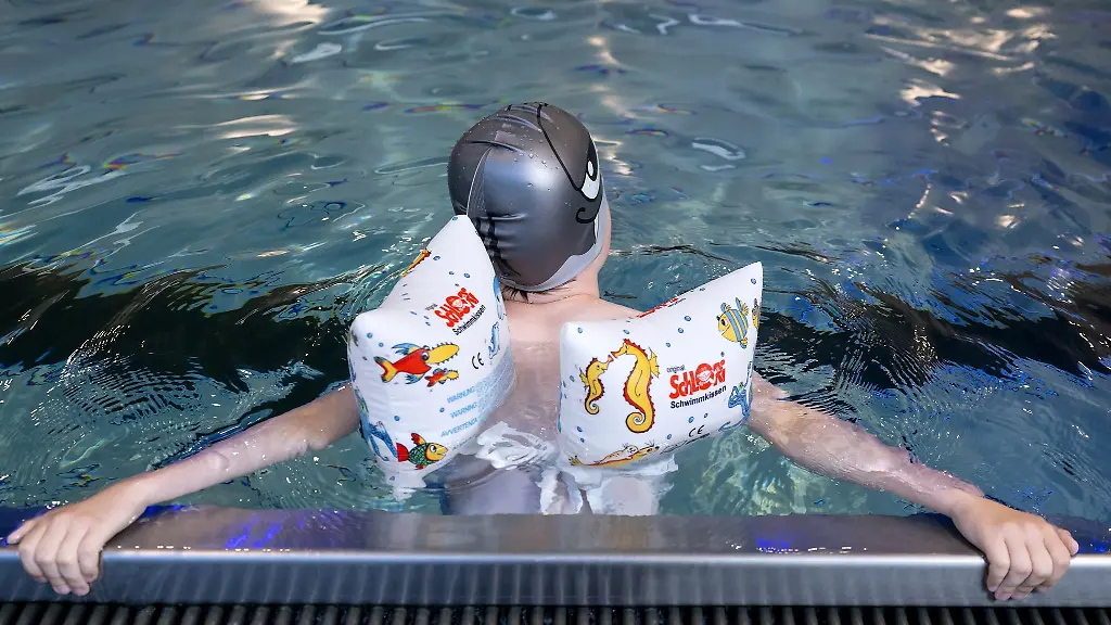 In-einigen-Schwimmbaedern-gilt-eine-Schwimmfluegelpflicht-fuer-Nichtschwimmer