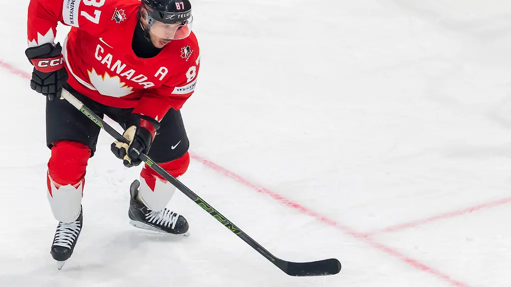 Eishockey-Maenner-Weltmeisterschaft-Vorrunde-Gruppe-B-Kanada-Schweden-BCF-Arena-Kanadas-Sidney-Crosby-l-schiebt-den-Puck-an-Schwedens-Torwart-Magnus-Hellberg-vorbei