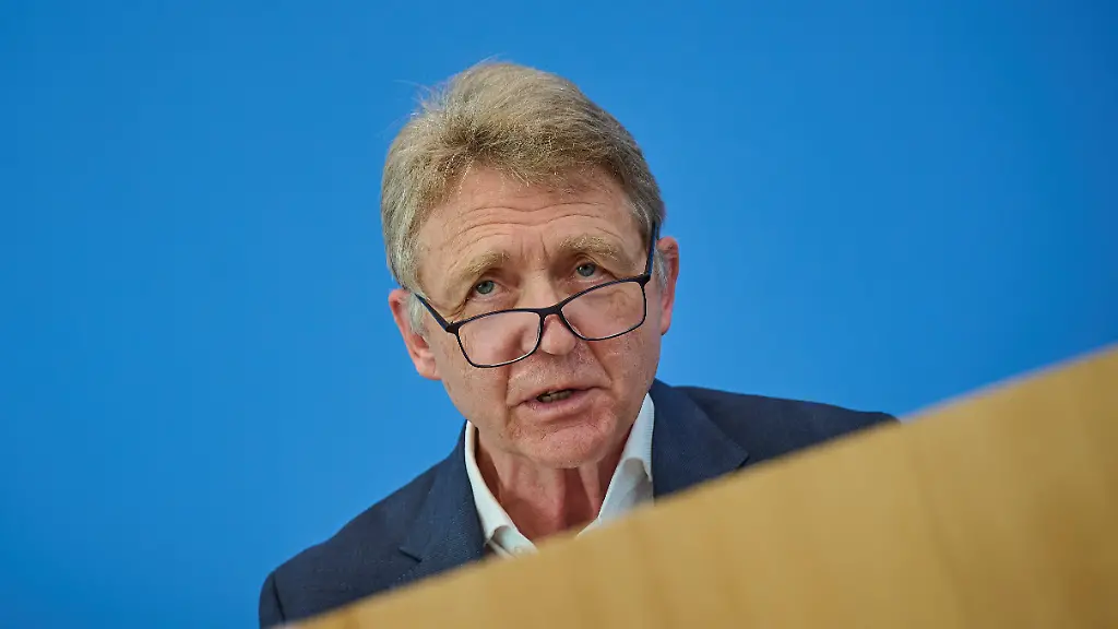 Der-Deutsche-Ethikrat-stellte-am-Donnerstag-den-11-Juni-2026-in-Berlin-die-von-Bundestagspraesidentin-Julia-Kloeckner-CDU-erbetene-Stellungnahme-zum-Thema-Schutz-Teilhabe-und-Befaehigung-von-Kindern-und-Jugendlichen-in-der-digitalen-Welt-vor-im-Bild-Helmut-Frister-Vorsitzender-der-Ethikrats-Der-Deutsche-Ethikrat-hat-sich-gegen-eine-Altersbeschraenkung-in-sozialen-Netzwerken-ausgesprochen-Ein-gesetzliches-Mindestalter-sei-nicht-geeignet-um-den-Schutz-junger-Menschen-mit-ihren-digitalen-Teilhabe-und-Befaehigungsinteressen-in-Ausgleich-zu-bringen-sagte-der-Vorsitzende-des-Ethikrats-Helmut-Frister-Siehe-epd-Meldung-vom-11-06