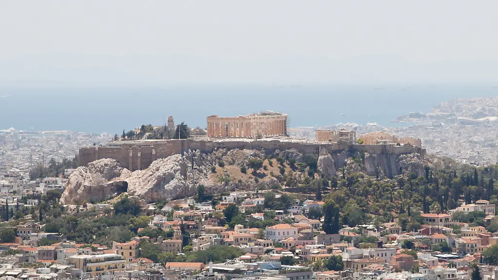 Die-Akropolis-in-Athen-hat-wegen-der-Hitze-von-13-bis-17-Uhr-ihre-Pforten-geschlossen-Erstmals-in-diesem-Jahr-wurde-nun-die-Akropolis-ueber-die-Mittagsstunden-geschlossen-um-Touristen-und-Mitarbeiter-vor-der-gleissenden-Sonne-zu-bewahren-Wie-das-Kulturministerium-mitteilte-gilt-die-Schliessung-von-13-bis-17-Uhr-Eine-Hitzewelle-mit-Temperaturen-von-ueber-40-Grad-macht-den-Menschen-in-weiten-Teilen-Griechenlands-das-Leben-schwer