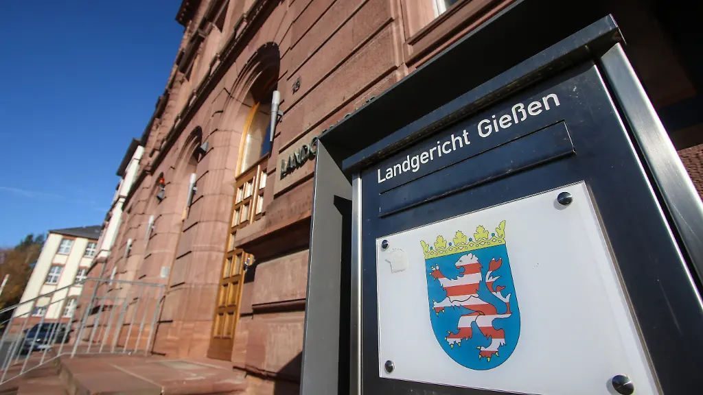 Der-Schriftzug-Landgericht-ist-vor-dem-Gebaeude-auf-einem-Schild-zu-lesen
