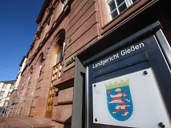 Der Schriftzug Landgericht Ist Vor Dem Gebaeude Auf Einem Schild Zu Lesen