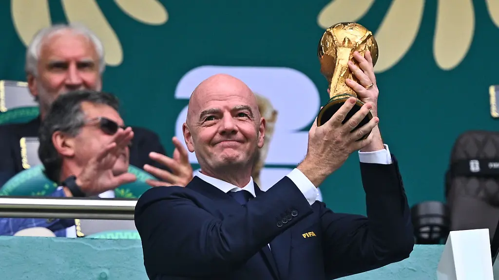 Fussball-Maenner-WM-Eroeffnungsspiel-Mexiko-Suedafrika-Vorrunde-Gruppe-A-Spieltag-1-Mexiko-Stadt-Stadion-Fifa-Praesident-Gianni-Infantino-praesentiert-den-WM-Pokal