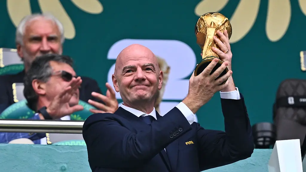 Fussball-Maenner-WM-Eroeffnungsspiel-Mexiko-Suedafrika-Vorrunde-Gruppe-A-Spieltag-1-Mexiko-Stadt-Stadion-Fifa-Praesident-Gianni-Infantino-praesentiert-den-WM-Pokal