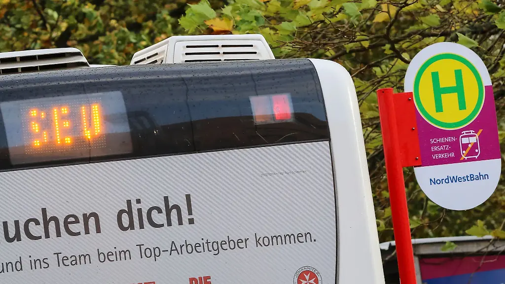 Per-Not-Entriegelung-konnten-Polizisten-den-verschlossenen-Bus-oeffnen-und-den-17-Jaehrigen-befreien