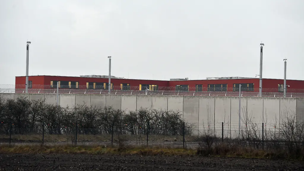 Die-Justiz-Vollzugsanstalt-JVA-Bremervoerde-Niedersachsen-fotografiert-am-10-01-2013-Sie-ist-das-erste-teilprivatisierte-Gefaengnis-Niedersachsens-Die-66-Millionen-Euro-teure-Anstalt-hat-Platz-fuer-bis-zu-300-Gefangene