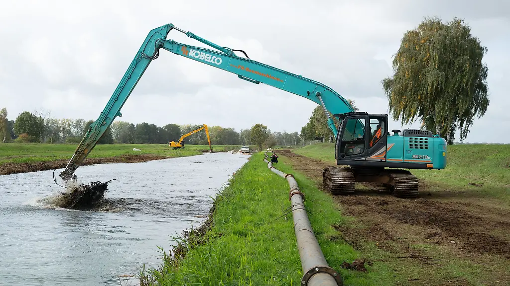 2025-wurde-Eisenhydroxid-Schlamm-aus-der-Schwarzen-Elster-gebaggert-weil-er-den-Abfluss-blockierte