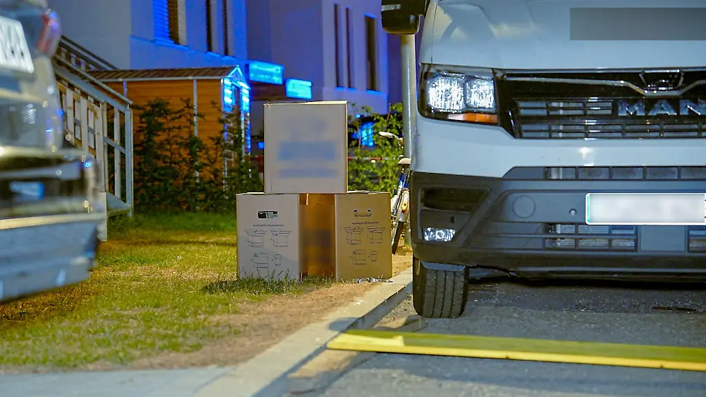 Umzugskartons-stehen-neben-einem-Lkw-auf-dem-Boden-Zuvor-war-in-einem-Umzugswagen-in-Reichenbach-an-der-Fils-im-Landkreis-Esslingen-eine-verdaechtige-Fluessigkeit-gefunden-worden
