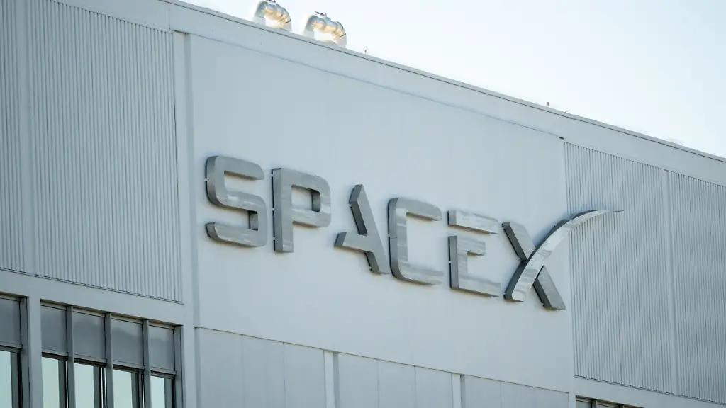 July-19-2026-El-Segundo-California-United-States-HAWTHORNE-CALIFORNIA-A-a-a-JULY-19-A-SpaceX-sign-is-seen-outside-the-companyA-a-a-s-headquarters-and-manufacturing-facility-on-July-19-2026-in-Hawthorne-California